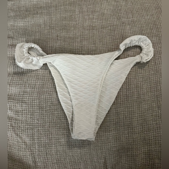 Textured Ruffle Triangle Bikini Swimsuit - Picture 9 of 9